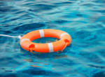boya-salvavidas-flotando-en-el-agua-2