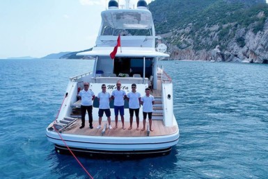 The main stroke in your fine holiday picture: the yacht crew 